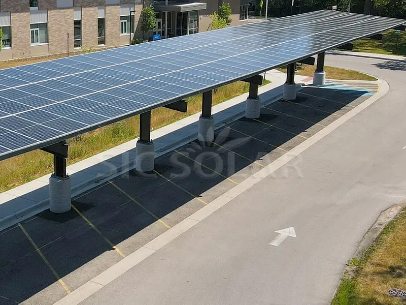 Struttura per posto auto coperto solare da 100 kW negli Stati Uniti