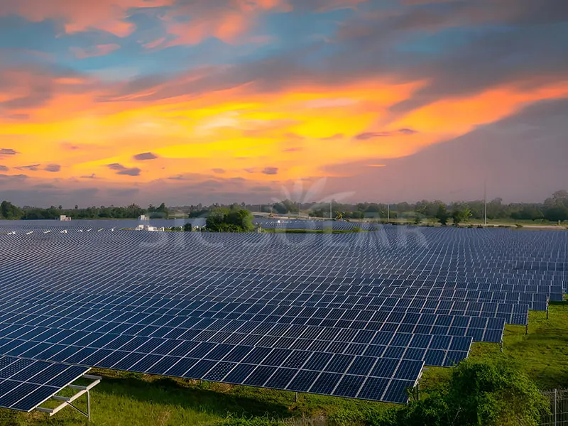 Sistemi di pannelli solari con montaggio a terra da 100 MW negli Stati Uniti