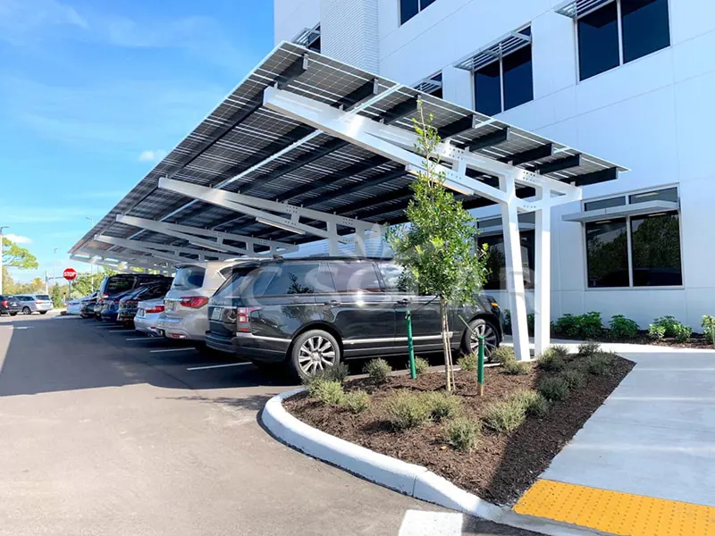 Sistema di staffe per posto auto coperto su un lato da 25 kW nel Regno Unito