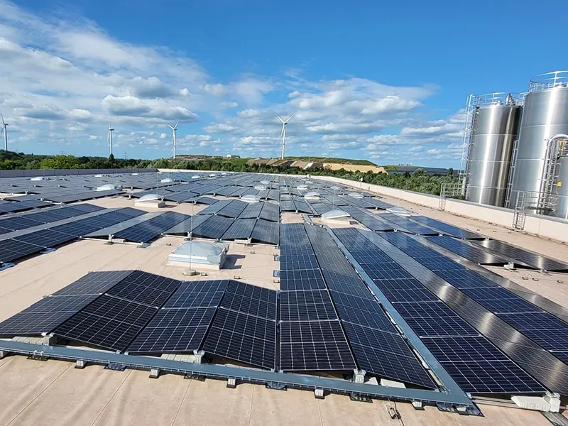 Sistema solare con montaggio su tetto con zavorra da 300 kW in Germania