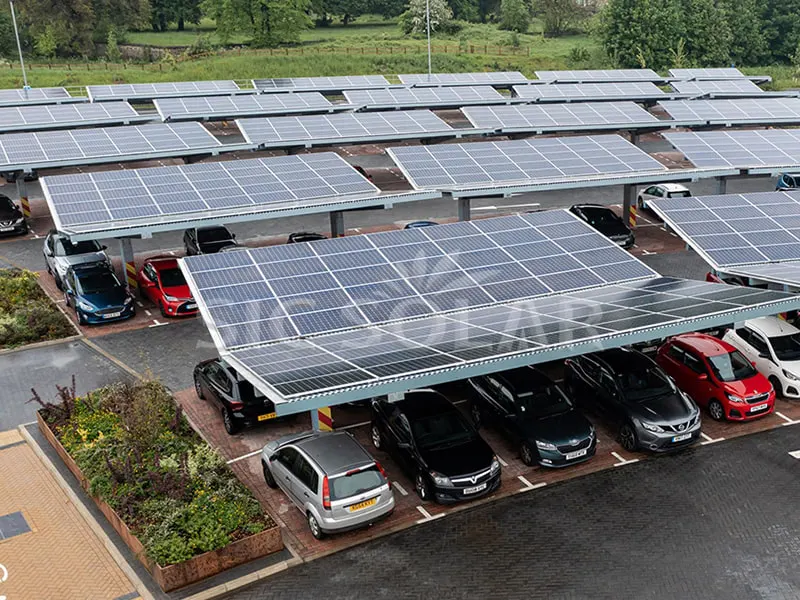 Montaggio su rack per posto auto coperto per parcheggio solare da 700 kW in Kenya