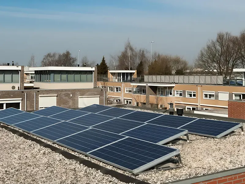 Pannelli solari da 8KW installati sul tetto piano in Inghilterra